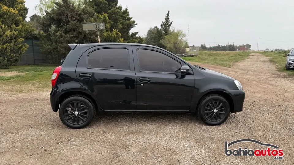 Toyota Etios 2015 usado en Bahía Blanca - foto 2