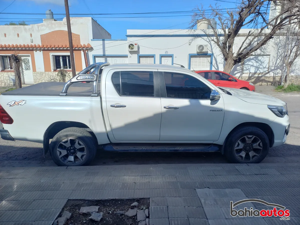 Vendo Toyota Hilux SRX 4x4 AT 2020 usado en Bahía Blanca - foto 3