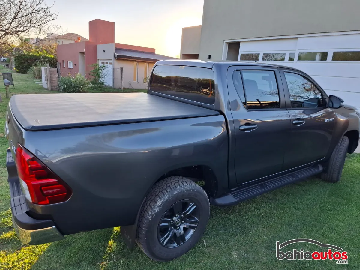 Toyota Hilux 2024 usado en Santa Rosa - foto 2